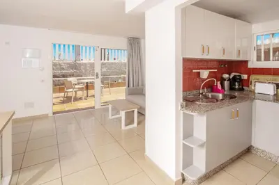 Una cocina o zona de cocina en Apartamentos Cocoteros