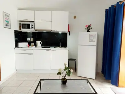 Una cocina o zona de cocina en Bungalow with Sunny Private Terrace - Secure Bike or Board Storage