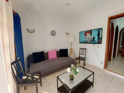 Una televisión o centro de entretenimiento en Bungalow with Sunny Private Terrace - Secure Bike or Board Storage