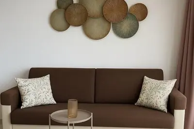 Zona de estar de BuzzStays: 1-Bed Bungalow, Garden, Near Yumbo & Beach