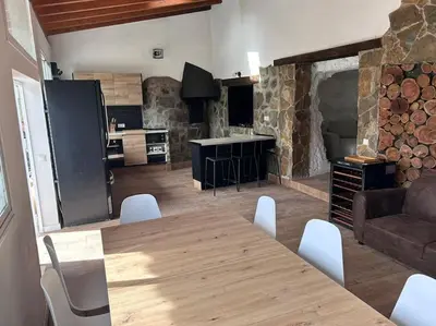 Una cocina o zona de cocina en Casa cueva las rosadas & piscina