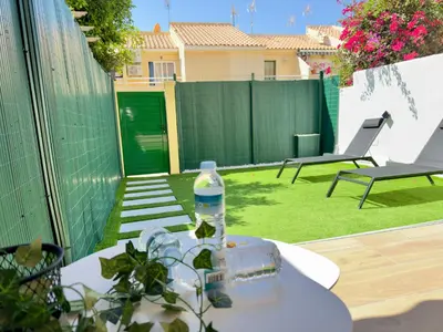 Jardín al aire libre en Duplex Sonemar Pool