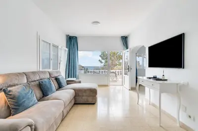 Una televisión o centro de entretenimiento en Home2Book Stunning Sea Front Apartment La Garita