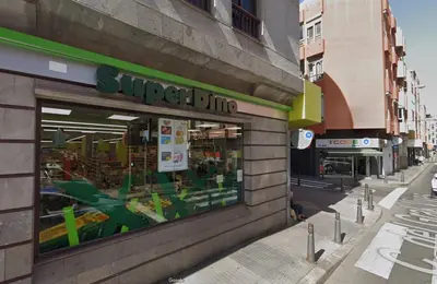 Supermercado u otro tipo de tienda en el apartamento o alrededores