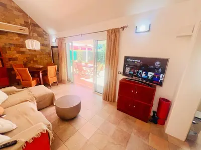 Una televisión o centro de entretenimiento en Espacioso Bungalow en Maspalomas