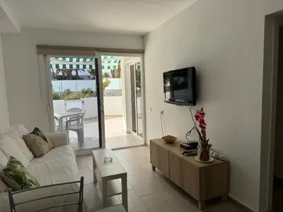 Una televisión o centro de entretenimiento en Estupendo apartamento con dos dormitorios