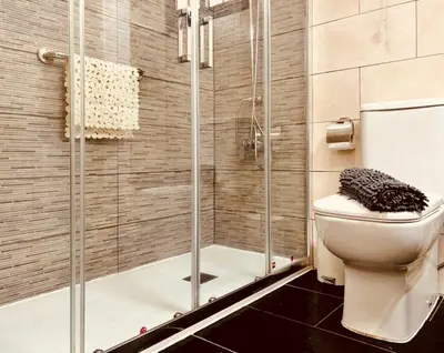 Un baño de Un Mar Azul que Brilla