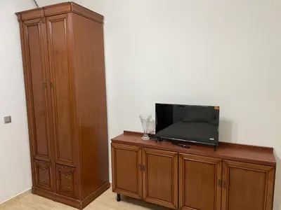 Una televisión o centro de entretenimiento en la laja 38