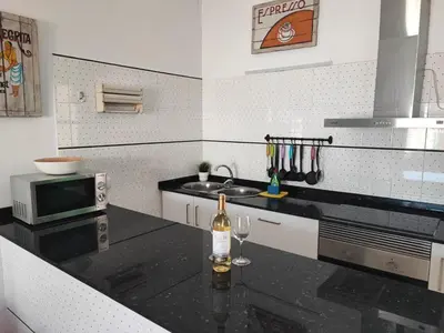 Una cocina o zona de cocina en splendid bungalow next to dunes