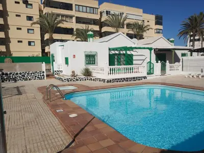 Piscina en o cerca de splendid bungalow next to dunes
