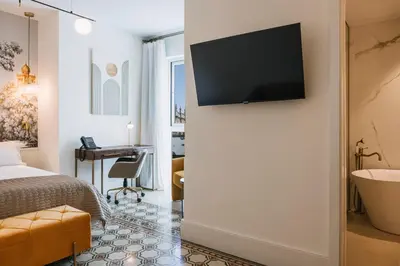 Una televisión o centro de entretenimiento en MASANET Emblematic Hotels - Adults Only