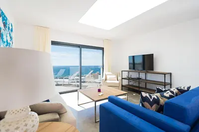 Una televisión o centro de entretenimiento en Altos de la Gloria Beach Apartments