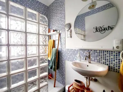 Un baño de Oasis Beach by Wave Properties