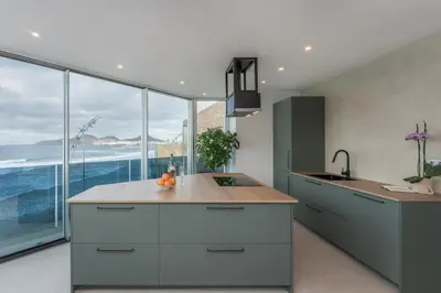 Una cocina o zona de cocina en Gold Suite Canteras by Canarias Homelidays