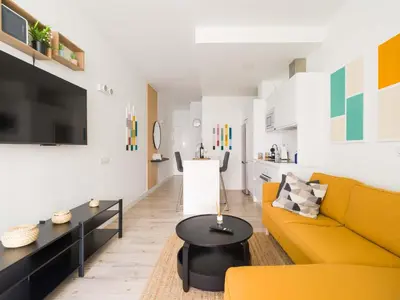 Una televisión o centro de entretenimiento en Bello estudio cerca Playa de las Canteras, con ascensor BT1B