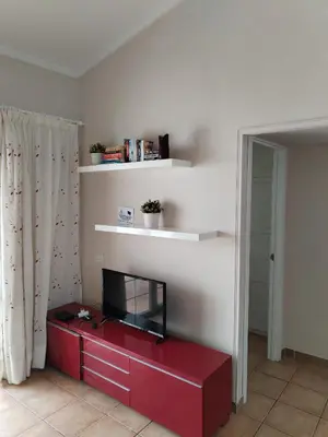 Una televisión o centro de entretenimiento en Chalet 2 dormitorios, cerca CC Yumbo