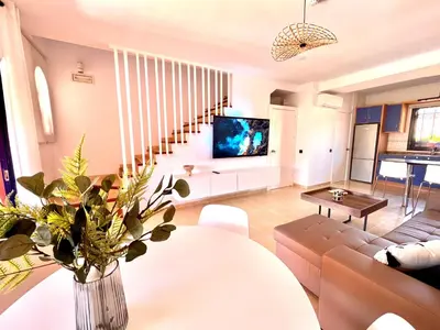 Una televisión o centro de entretenimiento en Beach and Golf Holiday Home with private jacuzzi