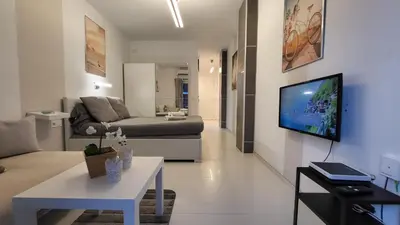 Una televisión o centro de entretenimiento en Solstrand Hus By CanariasGetaway