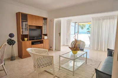Una televisión o centro de entretenimiento en Lovely Apartment in San Agustín: Steps Away from Playa Del Inglés and Maspalomas!
