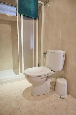 Un baño de Lovely Apartment in San Agustín: Steps Away from Playa Del Inglés and Maspalomas!