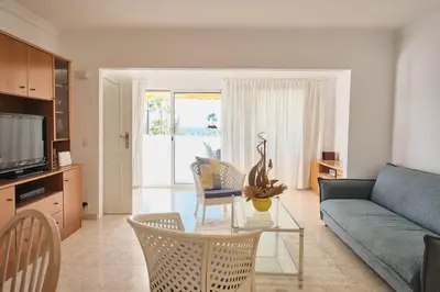 Zona de estar de Lovely Apartment in San Agustín: Steps Away from Playa Del Inglés and Maspalomas!
