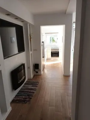 Una televisión o centro de entretenimiento en Agréable bungalow avec grande terrasse et piscine