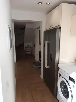Una cocina o zona de cocina en Agréable bungalow avec grande terrasse et piscine