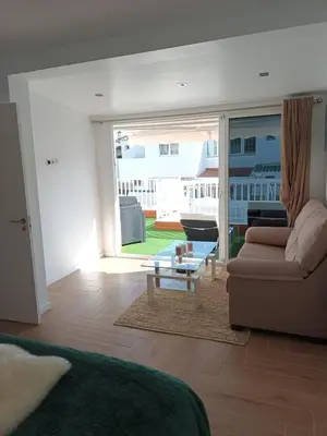 Zona de estar de Agréable bungalow avec grande terrasse et piscine