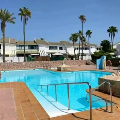 Agréable bungalow avec grande terrasse et piscine