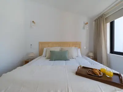 Cama o camas de una habitación en Amazing 3 bedroom next to the beach with heated pool