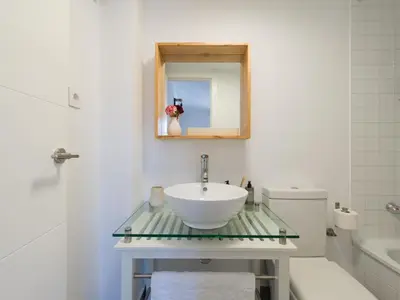 Un baño de Amazing 3 bedroom next to the beach with heated pool