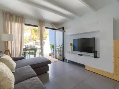 Una televisión o centro de entretenimiento en Amazing 3 bedroom next to the beach with heated pool