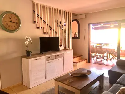 Una televisión o centro de entretenimiento en Beach and golf 4 Bedroom Holiday Home