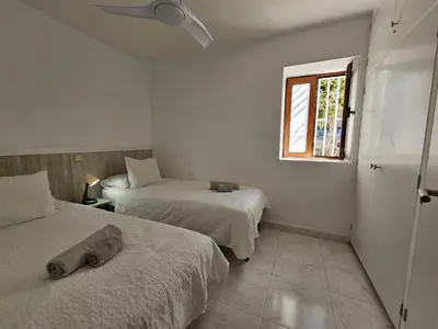 Cama o camas de una habitación en Comfortable duplex apartment near the beach
