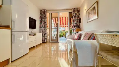 Una televisión o centro de entretenimiento en Click&Guest - Dunes Breeze in Maspalomas