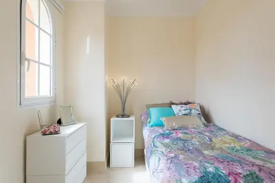 Cama o camas de una habitación en Beautiful Flat with heated pool near the beach