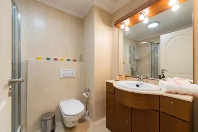 Un baño de Beautiful Flat with heated pool near the beach