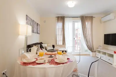 Una televisión o centro de entretenimiento en Beautiful Flat with heated pool near the beach