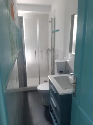 Un baño de 10 floor, 10 people, 10 views