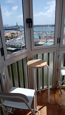 Un balcón o terraza de 10 floor, 10 people, 10 views