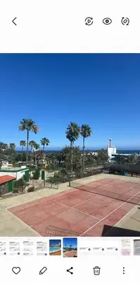 Instalaciones para jugar a tenis o squash en Flamboyan o alrededores