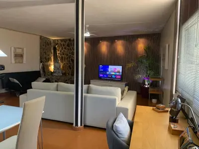 Una televisión o centro de entretenimiento en jardin vista mar