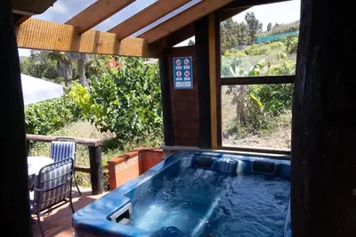 Zona de estar de CASA RÚSTICA CON JACUZZI