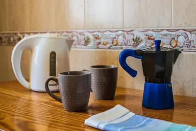 Utensilios para hacer té y café en P&A Apartment