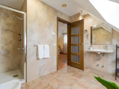 Un baño de City Family Tomas Miller