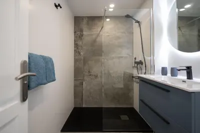 Un baño de Pool Apartment Tamaran