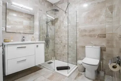 Un baño de Alma Home ,6 paxs ,Wifi , Playa Canteras, Ocio