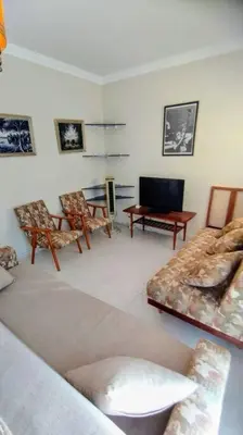 Plano de Tranquilo apartamento en San Agustin 1 dormitorio cama doble y salon con sofas camas
