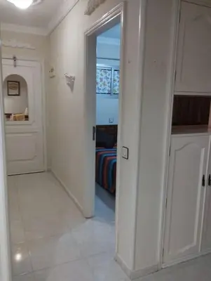 Plano de Tranquilo apartamento en San Agustin 1 dormitorio cama doble y salon con sofas camas