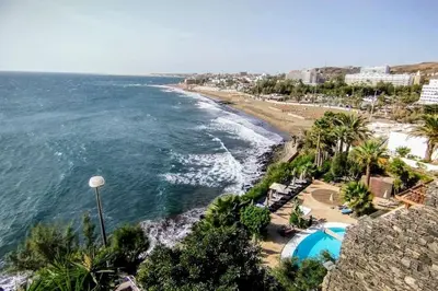 Plano de Tranquilo apartamento en San Agustin 1 dormitorio cama doble y salon con sofas camas